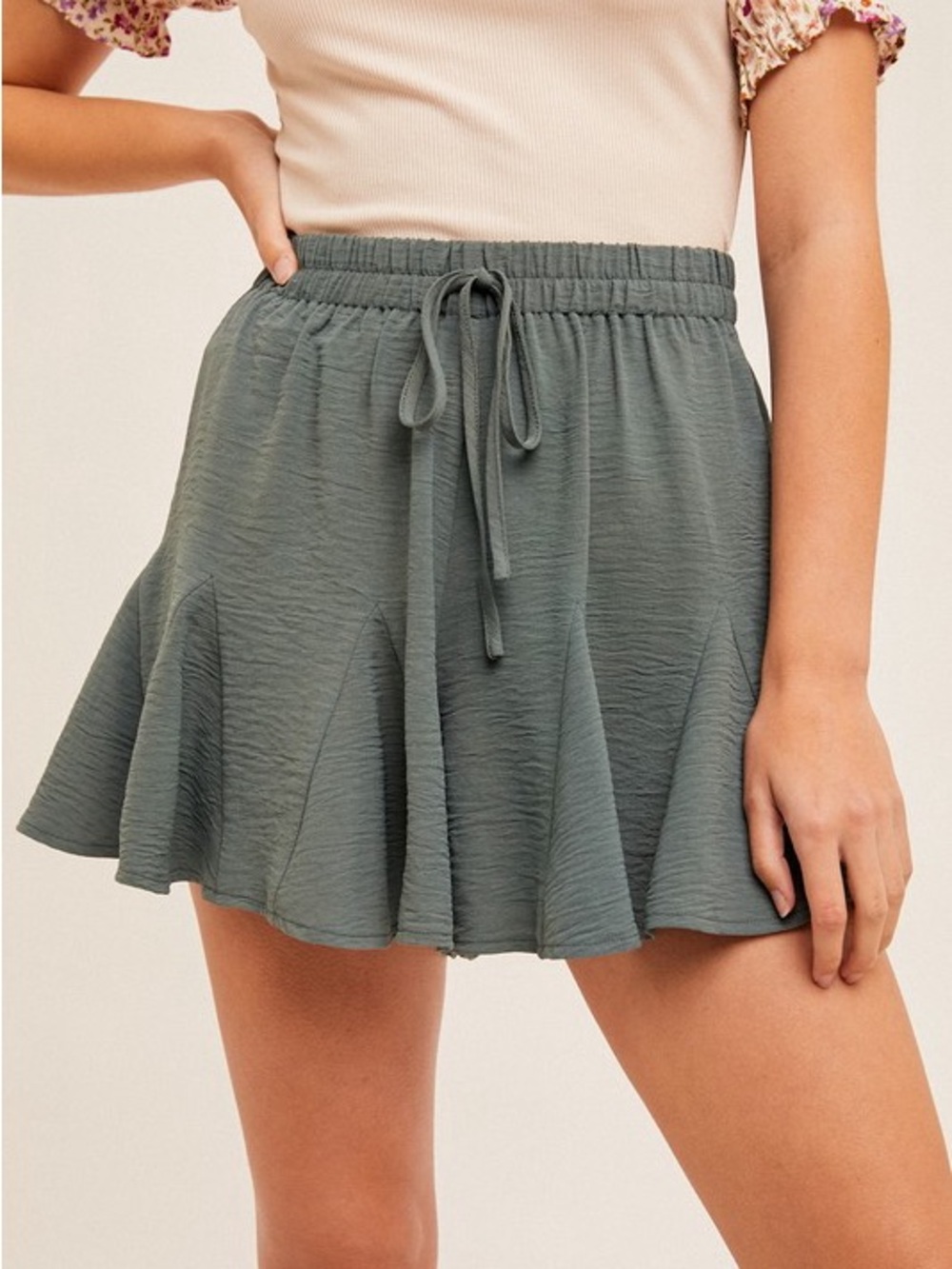 ☀️SALE☀️KNOT FRONT RUFFLE HEM SHORTS
